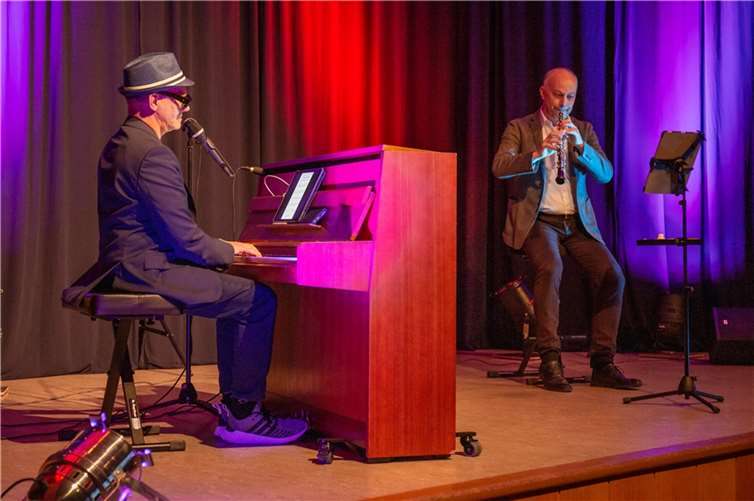 Klare Rollenverteilung auf der Bühne: Jazzpianist Charles Herrig und Solo-Oboist Marc Schaeferdiek begeistern mit ihrer ungewöhnlichen Konstellation. Foto: Eckhard Schneider