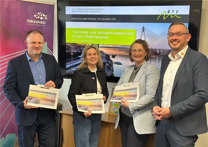 Klare Ziele, konkrete Maßnahmen: Oberbürgermeister Jan Einig (von links), Tourismus-Expertin Lena Höver, Stadtmarketing-Leiterin Julia Kloos-Wieland und Siegesmund Kunke von den Stadtwerken (SWN) freuen sich, dass das Tourismuskonzept nach einem mehrmonatigen Erarbeitungsprozesses steht. Foto: Stadt Neuwied / Ulf Steffenfauseweh
