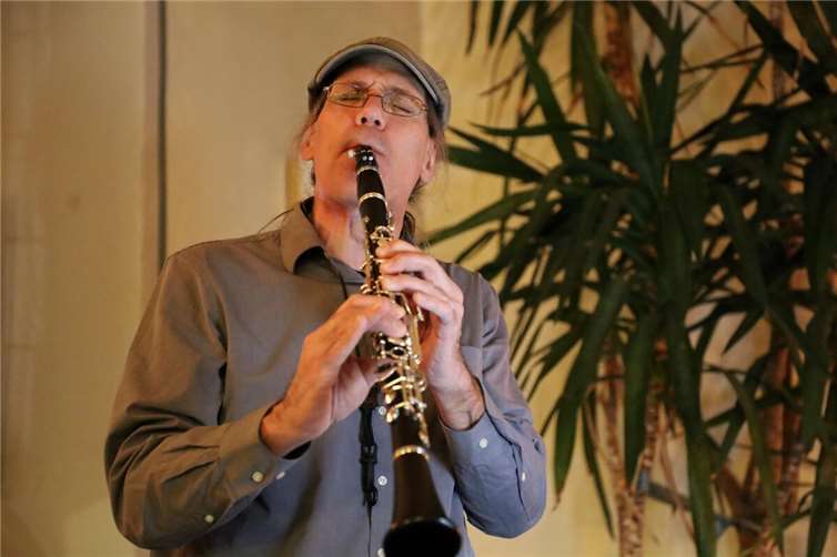 Klarinettist Thomas Peters gestaltete die Veranstaltung musikalisch.