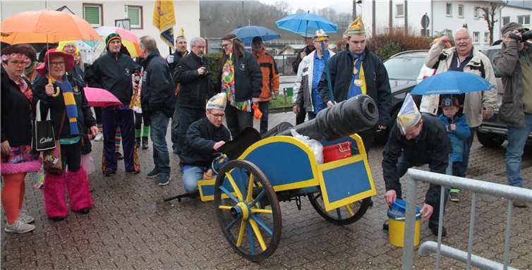 Klarmachen der Kanone für den nächsten Schuß. Fotos: MFU