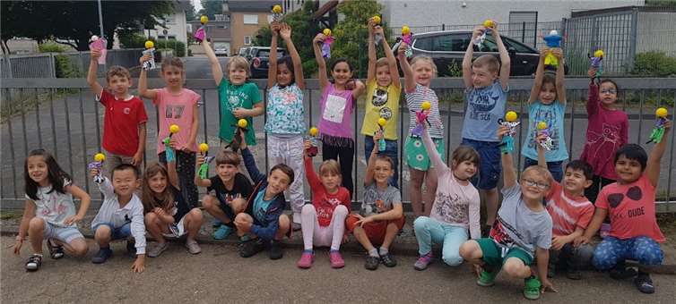 Klasse 1B mit selbst gebastelten Klaro-Puppen, dem Maskottchen von „Klasse 2000“.