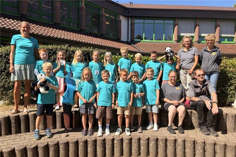 Klasse 1a mit Klassenlehrerin Frau Diana Mielke und MitarbeiterInnen des CAP-Markts in Sankt Katharinen