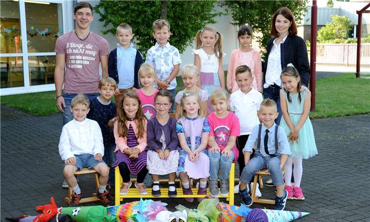 Klasse 1a mit Lehrerin Sarah Schöneberg und FSJler Tom Schwenninger.Fotos: privat