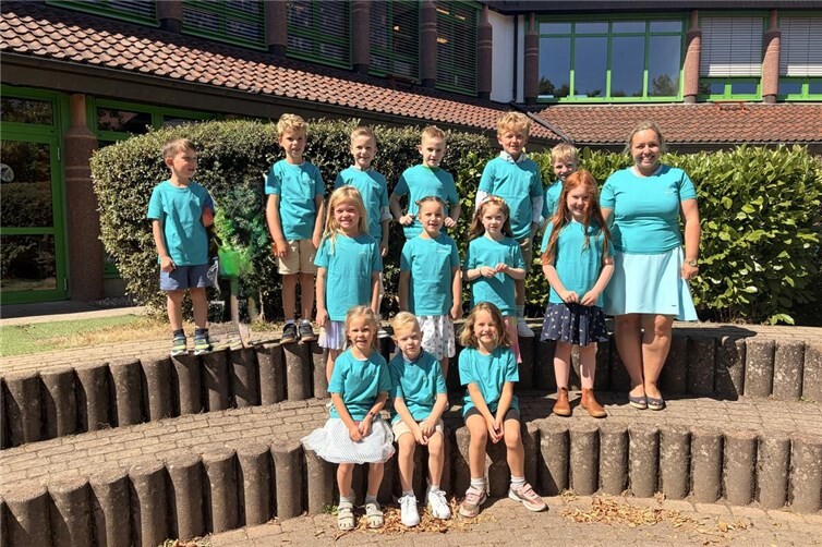 Klasse 1b mit Klassenlehrerin Frau Marta Nitzke 