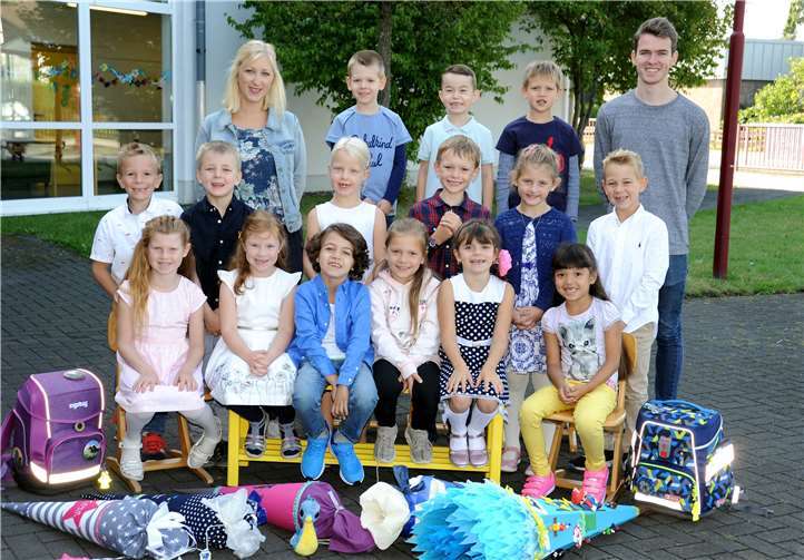 Klasse 1b mit Lehrerin Janina Winzen und FSJler Nico Weber.