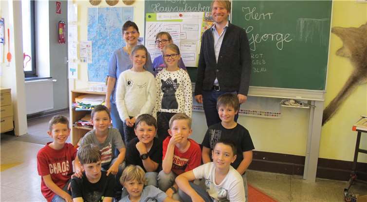 „Klasse 2000“Gesundheitsförderstunde mit den Kindern der Kombiklasse 3/4 und mit Gesundheitsförderin Frau Gehring (hintere Reihe l.) und dem Sponsor Herrn George, Behring-Apotheke in Swisttal-Odendorf (vorne r.). privat