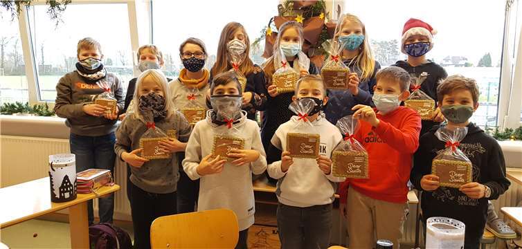 Klasse 4a mit ihren Nikolausgeschenken. Fotos: Grundschule am Blauen See