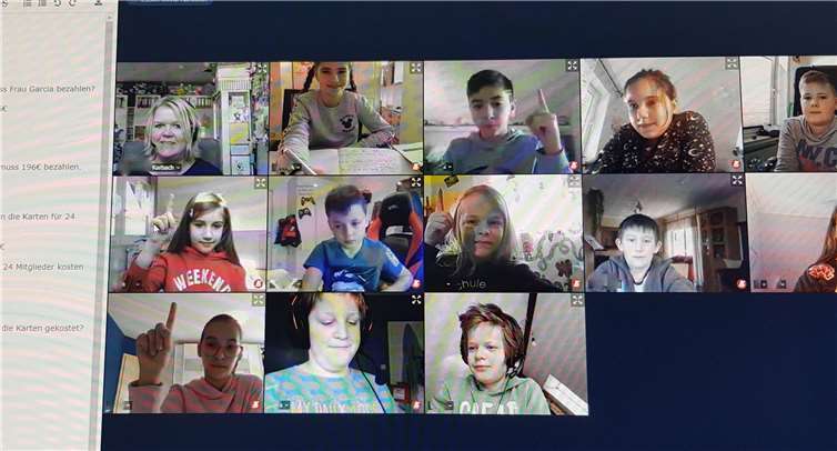 Klasse 4a mit ihrer Klassenlehrerin Frau Karbach beim Online-Unterricht in Mathematik.Fotos: privat