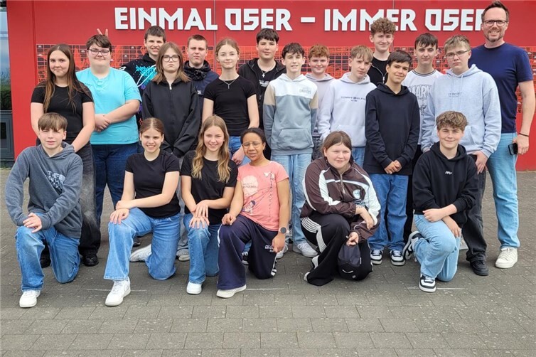 Klasse 7a der Kurfürst-Balduin-Realschule plus mit Herrn Stephani vor dem Mainzer Stadion.