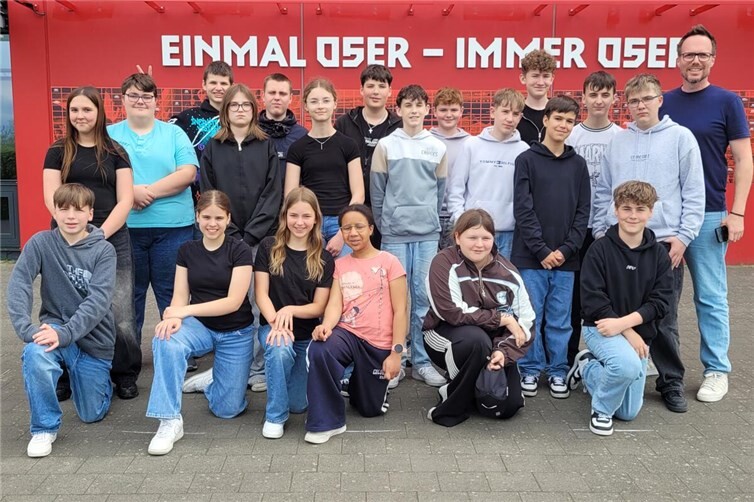 Klasse 7a der Kurfürst-Balduin-Realschule plus mit Herrn Stephani vor dem Mainzer Stadion.