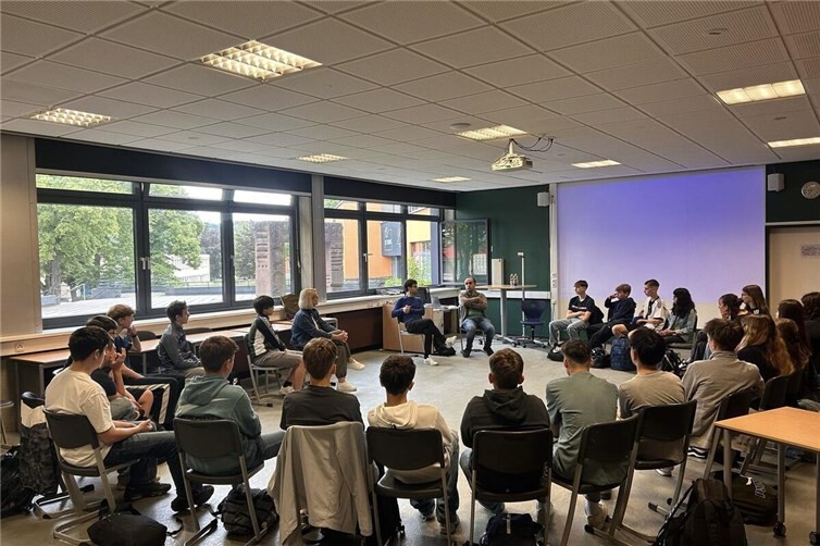 Klasse 8b im Gespräch mit Vertretern der Initiative „Wir gegen Rassismus“