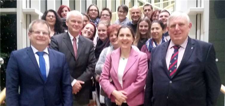 Klasse FS.ALT 16 b mit dem Landtagsabgeordneten Thomas Schnelle sowie Minister Karl-Josef Laumann im Düsseldorfer Landtag.  privat