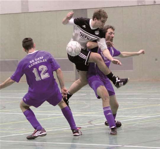 Klasse Fußball wurden beim Endspiel zwischen der SG Hocheifel (helle Trikots) und der SG OASF/Barweiler geboten.