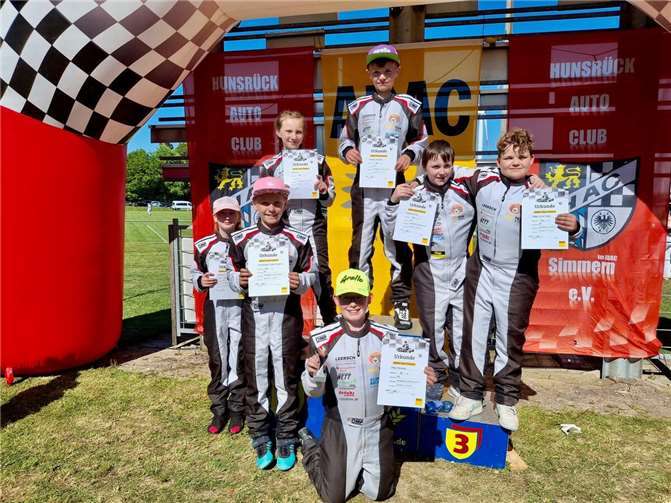 Klasse K3 (v.l. hinten) Felia Dillmann, Lea Reiff, Matthias Schmidt, Fynn Klankert, Fynn Hilger; (v.l.. vorne) Lilith Petzenhauser und Christian Ptak.  Foto: Patrick Laux