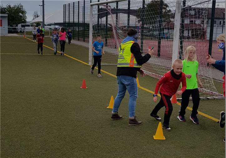 Klassen 4a und 4b beim Laufen.