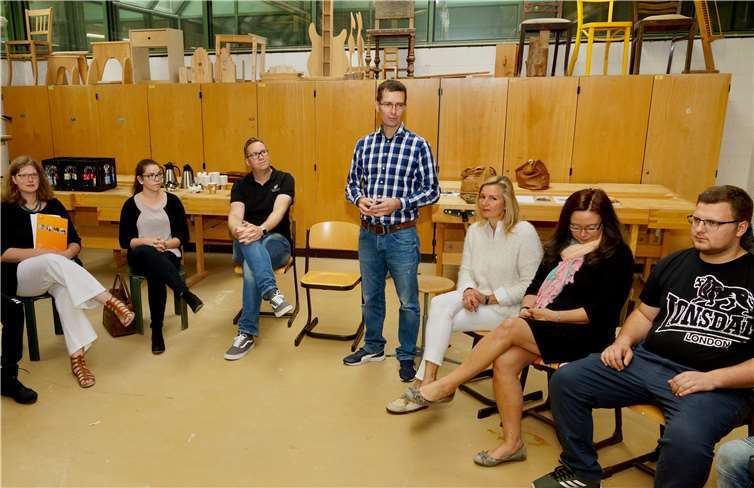 Klassen- und Fachlehrer der Tischler-Klasse, Marc Mertens (stehend) moderierte die Informationsveranstaltung. KG