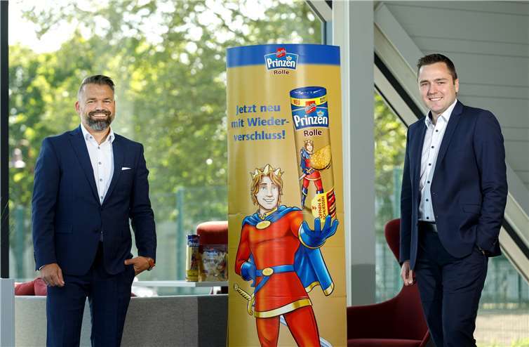 Klassenbester in der Kategorie „Kekse“: Martin Schulz, Leiter Marketing bei GdB, und László Marlon Jacobi (v.l.n.r.), Leiter Trade-Marketing, sind stolz auf die Auszeichnung der Prinzen Rolle als „Top-Marke 2020“. Foto: Karina Schuh Photography