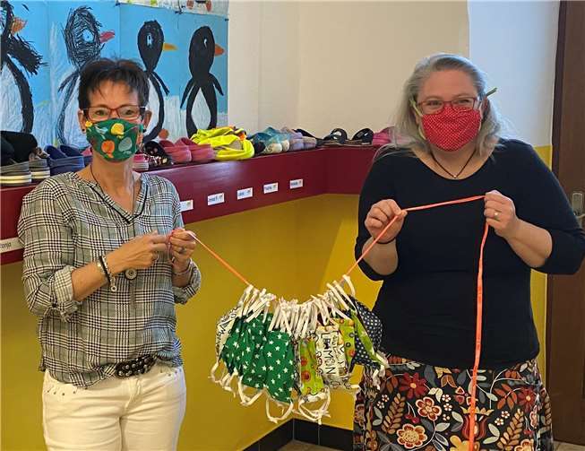 Klassenelternsprecherin der zweiten Klasse Ina Marhöfer (rechts) und Schulleiterin Frauke Kopp (links).Foto: privat