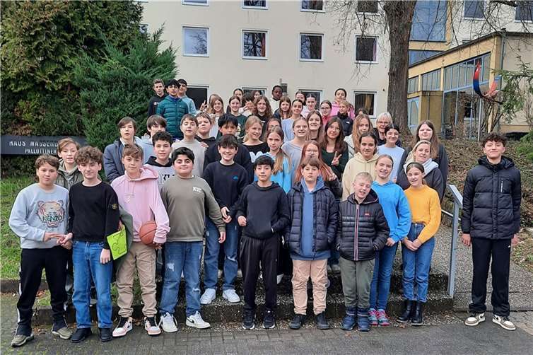 Klassengemeinschaft gefestigt – Die Klassen 7c und 7d des Are-Gymnasiums vor dem Haus Wasserburg in Vallendar.  Foto: Claudia Kaldenbach