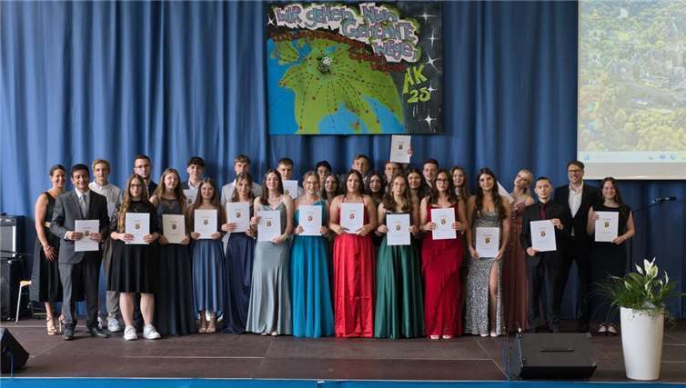 Klassenlehrer Stefan Elsen und Co-Klassenlehrerin Kerstin Rott freuen sich mit der Klasse 10b über den Qualifizierten Sekundarabschluss I.