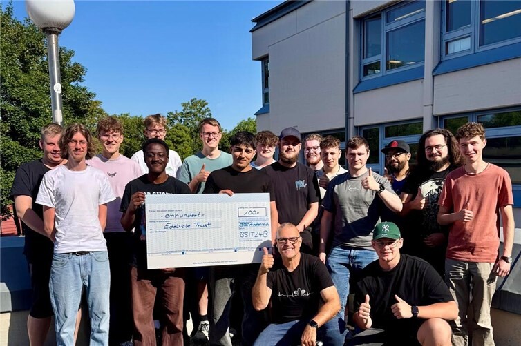 Klassenlehrer Thomas Weber mit den Schülern der Klasse BSIT24B