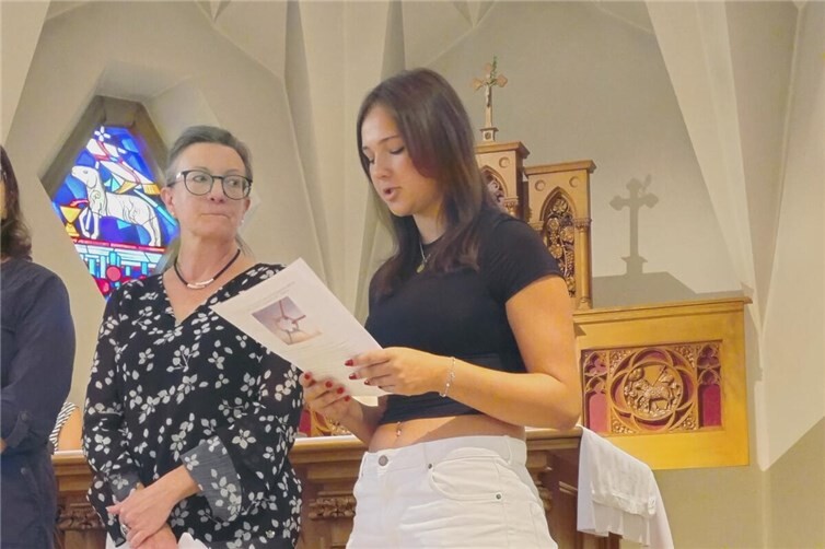 Klassenlehrerin Catherine Heuft (l.) und die Neuntklässlerin Melina Strube gestalteten die Feierstunde mit.