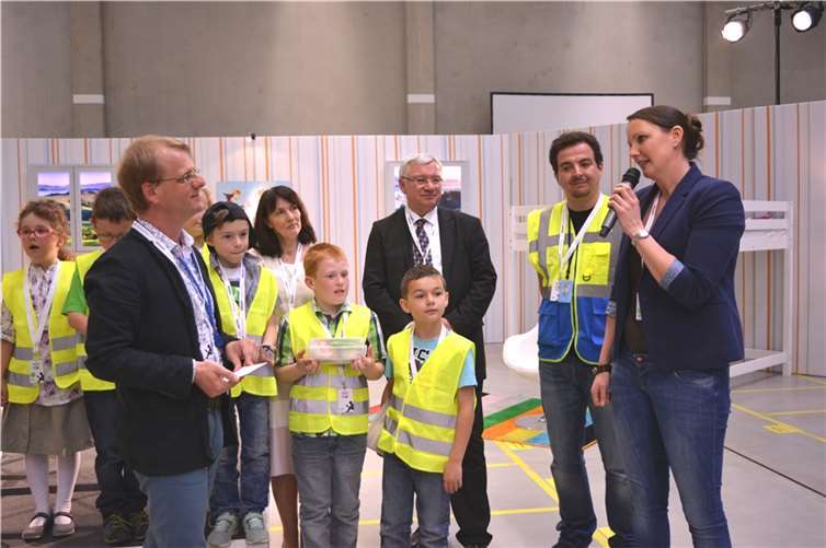 •Klassenlehrerin Ellen Kübler (1.v.r.) freute sich über die Auszeichnung.