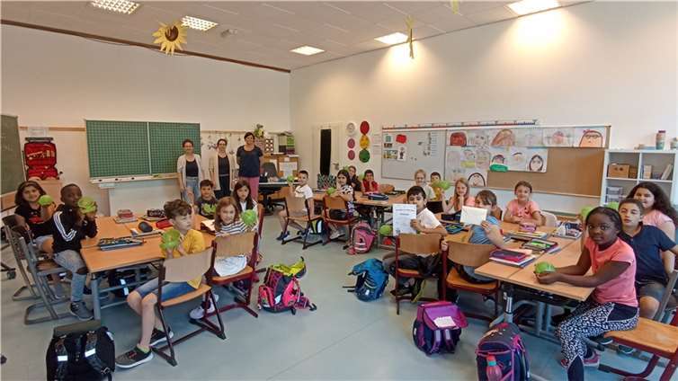 Klassenleiterin Nadine Schmickler (r.) freut sich mit ihrer Klasse 2 a der GS Bad Neuenahr über den gewonnenen Preis.