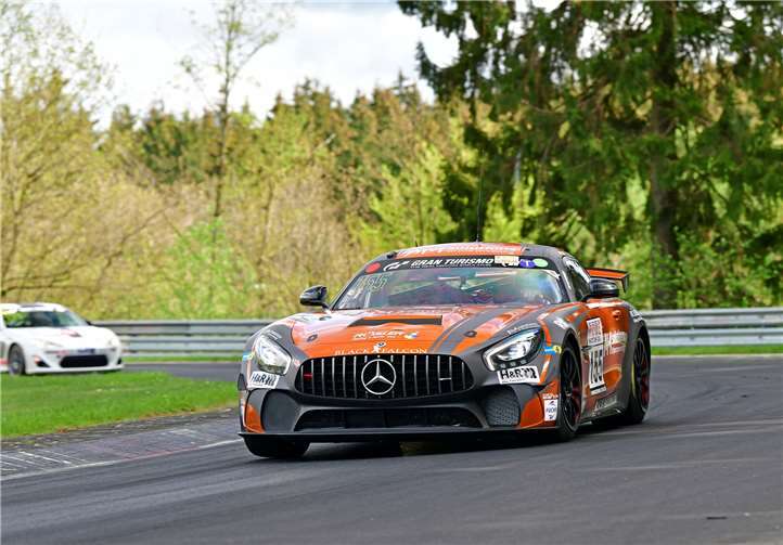 Klassensieg für Tobias Wahl mit einem Mercedes AMG GT4 vom Team Black Falcon.