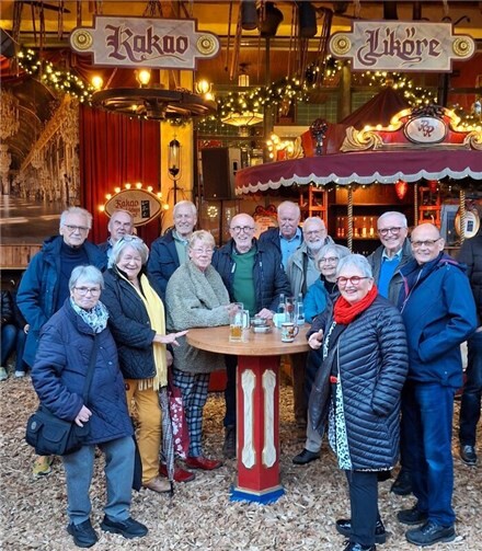Klassentreffen der Volksschule in Unkel: Ein starkes Band über 65 Jahre hinweg.  Foto: Harald Willms