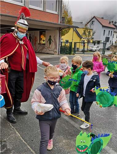 Klassenweise präsentierten die Kinder auf dem Schulhof ihre Laternen - und erhielten von St. Martin eine Brezel als Belohnung.