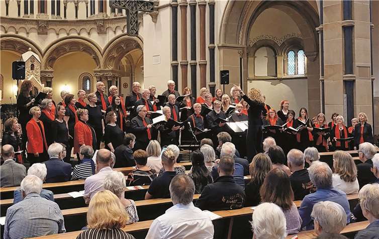 Klassik, Filmmusik und Pop: Der Chor der Sparkasse Koblenz sorgte für ein besonderes Konzerterlebnis in der Herz-Jesu-Kirche. Foto: Marco Wagner