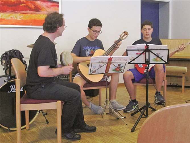 Klassik- und E-Gitarre beim Zusammenspiel in Bassenheim.KMS