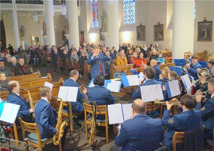 Klassiker und neue Stücke präsentierte der Musikverein Treisden Zuhörern des vorweihnachtlichen Konzerts in der Pfarrkirche St. Johannes. Fotos: TT