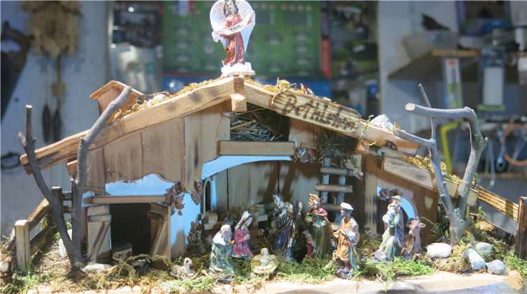 Klassisch: Der Engel vom Dach singt „Gloria“, während diedrei Könige aus dem Morgenland ihre Gaben darbringen.