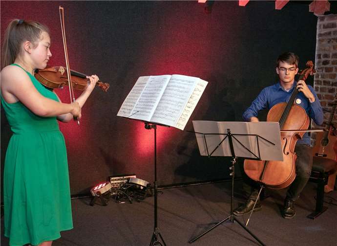 Klassische Musik stand beim Geige- und Cello-Duo Anna-Theresia Hauser und Johannes Zipfel auf dem Programm.