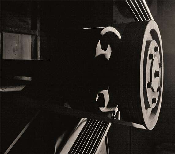 Klassische Schwarz-Weiß-Fotografien werden präsentiert.  Charles Henri