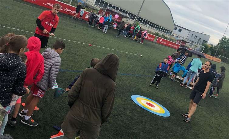 Klassische Sportarten wie Weitwerfen standen auf dem Programm. privat