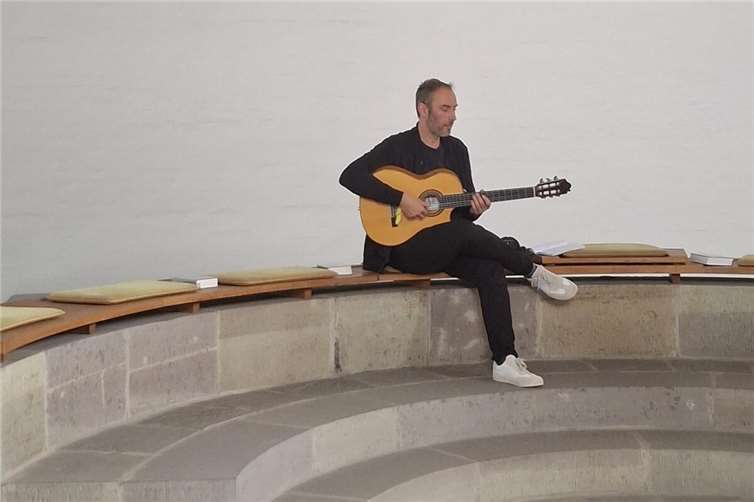 Klassischer Konzertgitarrist André Lenz in der offenen Kirche St. Remaclus.  Foto: Freundeskreis St. Remaclus