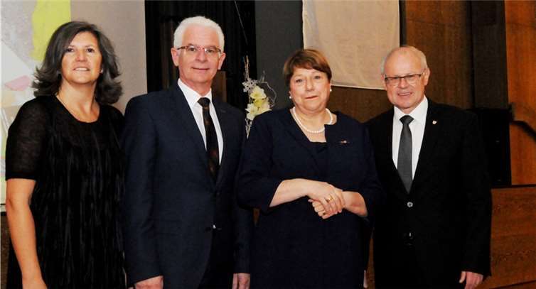 Klaudia Engels, der neue Geschäftsführer Manfred Breitbach, Beate Eggert, scheidende Geschäftsführerin und Peter Labonte, Vorstandsvorsitzender der Unfallkasse, bei der Verabschiedung in der Mittelrheinhalle Andernach.privat