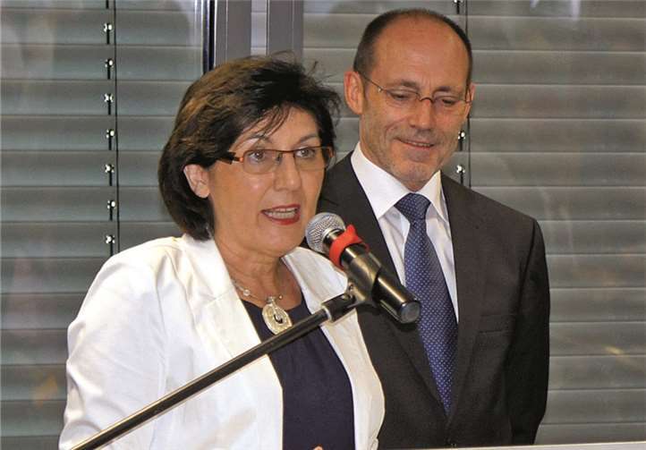 Klaudia Heck-Ritter (Leiterin des Gymnasiums) und Rolf Neumann (Leiter der Realschule Plus) bedankten sich bei der Verbandsgemeinde als Schulträger für die gute und reibungslose Zusammenarbeit bei der Realisierung des Anbaus.