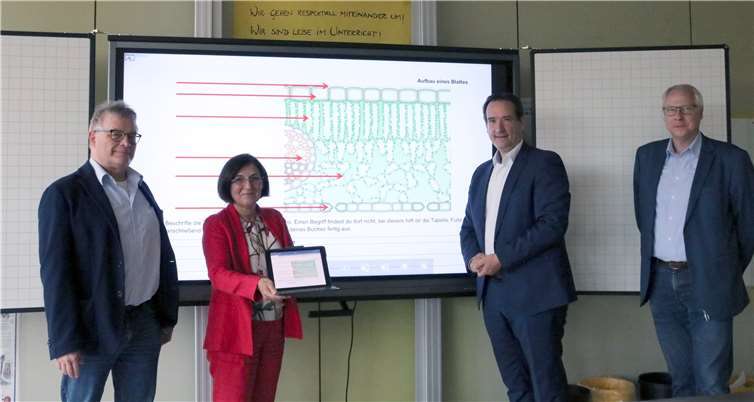 Klaudia Heck-Ritter, Leiterin des Mittelrhein-Gymnasiums (2.v.li.), freut sich mit ihrem Stellvertreter Dirk Mittelberg (li.), Gerhard Müller, Leiter der Realschule plus an der Römervilla (re.), und dem Bürgermeister der Verbandsgemeinde Weißenthurm, Thomas Przybylla über die digitalen Tafeln, mit denen das Mülheim-Kärlicher Schulzentrum bis zum Beginn des neuen Schuljahres ausgestattet wird. Foto: VG Weißenthurm/Katharina Demleitner