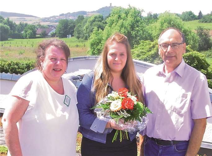 Klaudia Kaczmarek, m., dankte insbesondere Praxisanleiterin Anke Klein, l., für die hilfreiche Unterstützung. Einrichtungsleiter Heinz Adams, r., gratulierte zur bestandenen Prüfung.privat