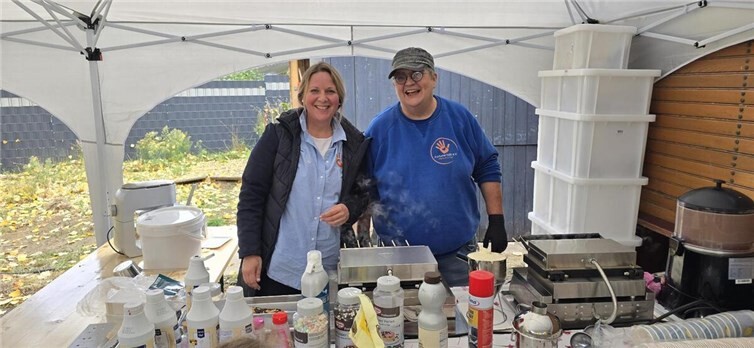 Kreativität, Begegnung und Miteinander beim Tag der Offenen Tür Klaudia Skodnik (1.Vorsitzende) l. und Natalie Reuscher (Leitung ZuvAHRsicht) r. beim Waffel am Stil Stand.Fotos:privat