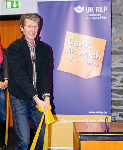 Klaus Baum zeigte, wie man mit einfachen Übungen die Rückenmuskulatur stärken kann.