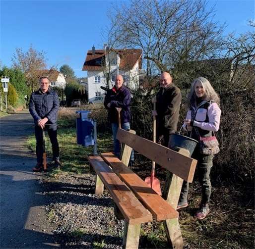 Klaus Becher, Volker Christ, Friedhelm Mehlbreuer und Nicole Mehlbreuer (v. li.) haben die neuste Ruhebank in der Grafenwiese Ecke Narzissenweg aufgestellt.Foto: HVO