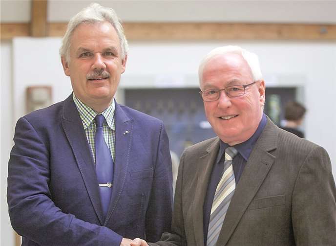 Klaus Beer (r.) wurde zum neuen Ortsvorsteher von Wormersdorf gewählt. Rheinbachs Bürgermeister Stefan Raetz gratulierte ihm zu diesem verantwortungsvollen Ehrenamt. Volker Jost
