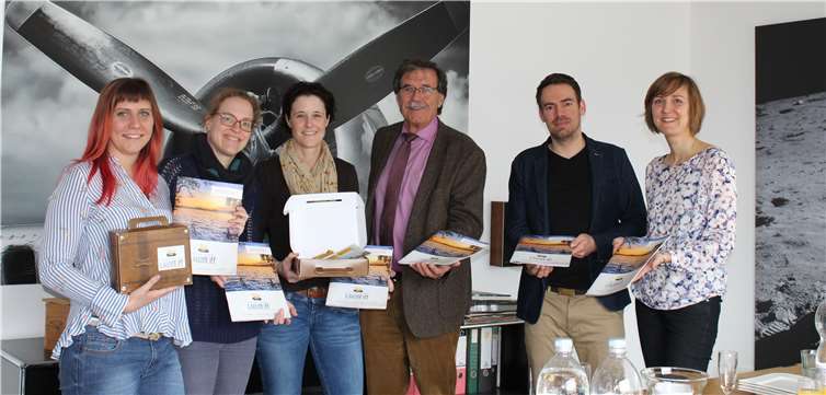 Klaus Bell, Vorsitzender des Zweckverbands Vulkanregion Laacher See, freut sich mit den Machern über ein gelungenes Werk. Von links: Hannah Hepp (Grafikerin); Annika Brinkmann, Heike Werf (Vulkanregion Laacher See); Klaus Bell; Stephan Marzi (Geschäftsführer Marzi InterMedia); Sarah Radermacher (Vulkanregion Laacher See). privat