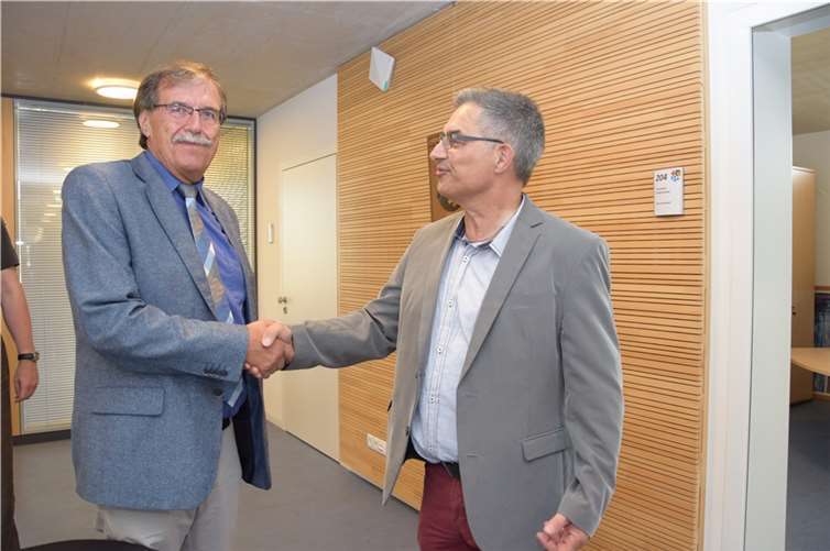 Klaus Bell (links), neuer und alter Bürgermeister der VG Pellenz, nimmt Glückwünsche von seinem Mitbewerber, dem Ortsbürgermeister von Plaidt, Wilhelm Anheier (rechts) entgegen.