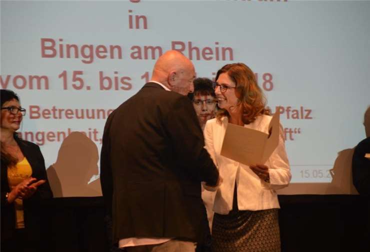 Klaus Beth durfte eine Dankesurkunde von Gesundheitsministerin Sabine Bätzing-Lichtenthäler entgegennehmen.  SKM Cochem-Zell